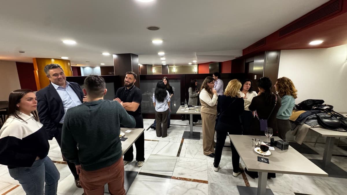 Empresarios conversando durante un encuentro de Wine & Business BCN