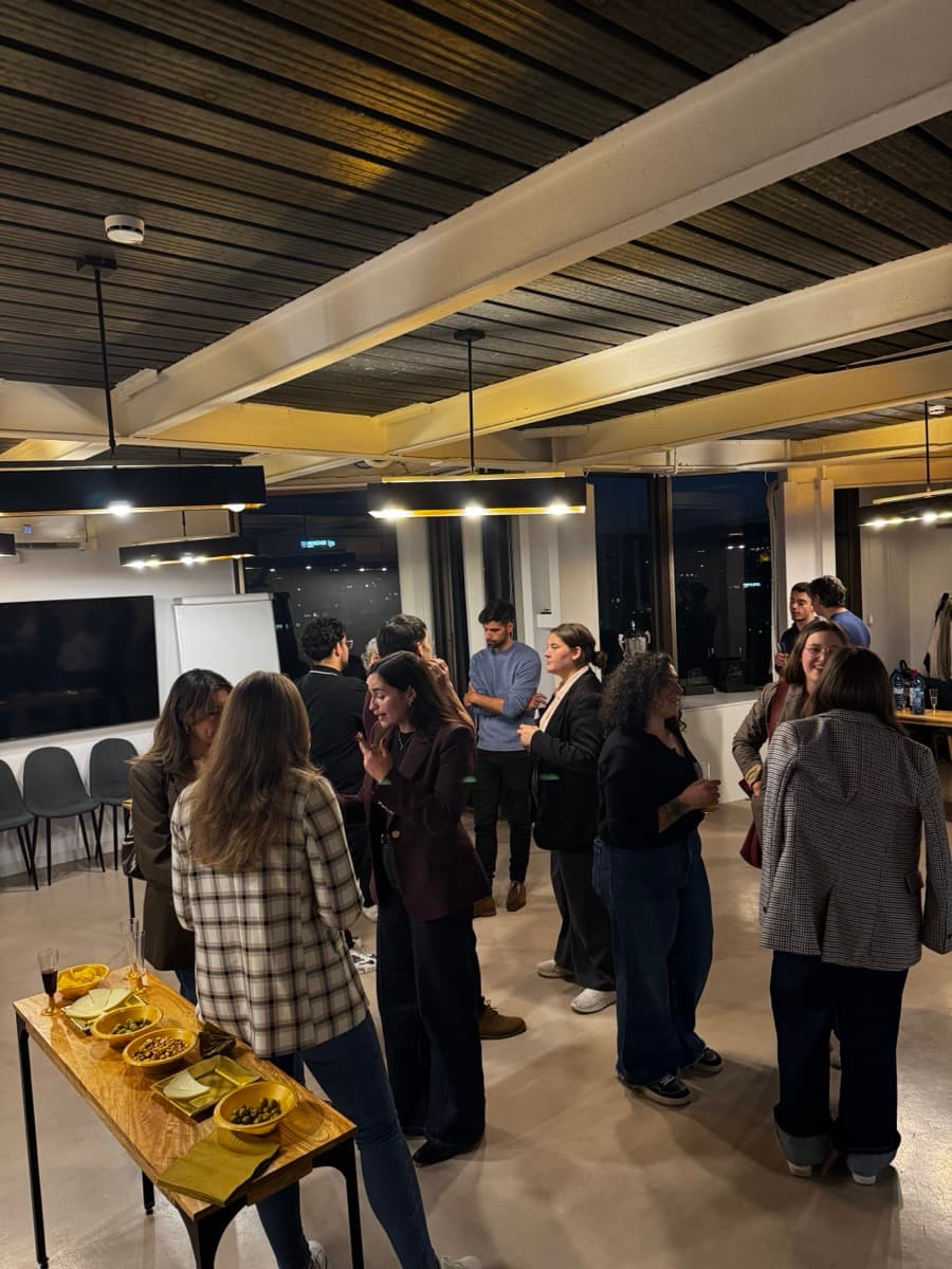 Grupo de networking en un encuentro de Wine & Business BCN