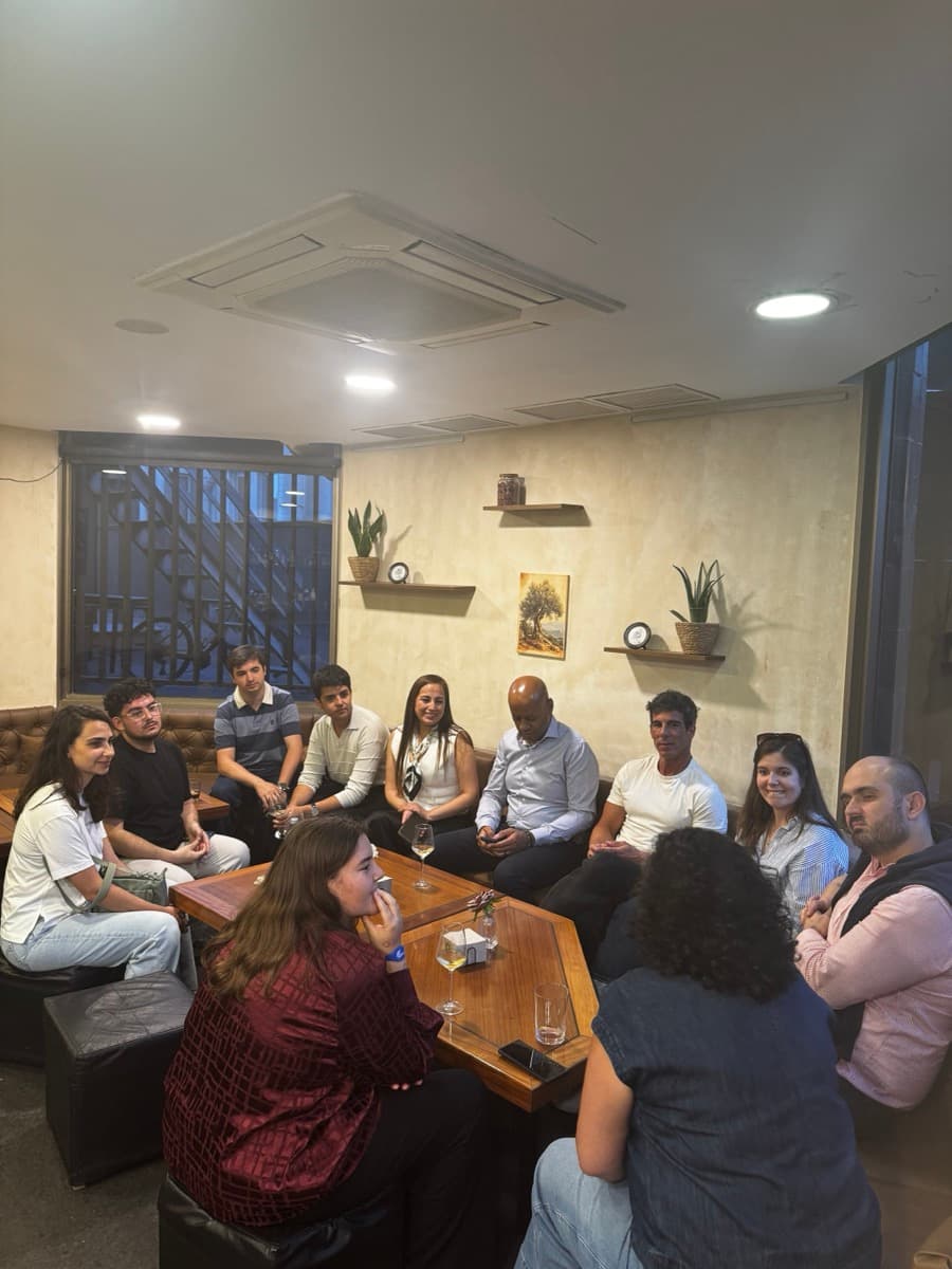 Asistentes charlando en un encuentro de Wine & Business BCN